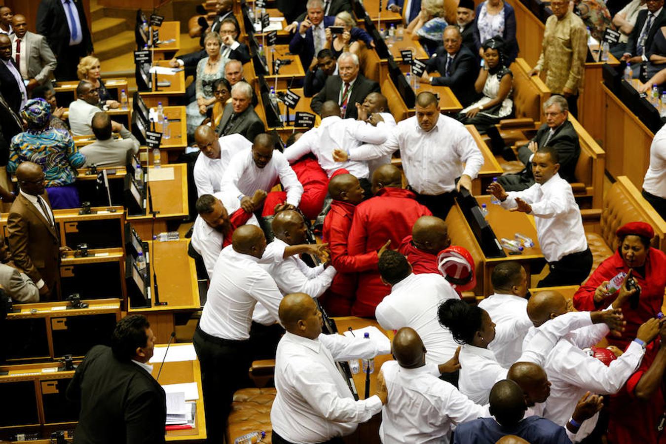 Imágenes de la trifulca entre diputados en el Parlamento de Sudáfrica durante el debate sobre el estado de la nación