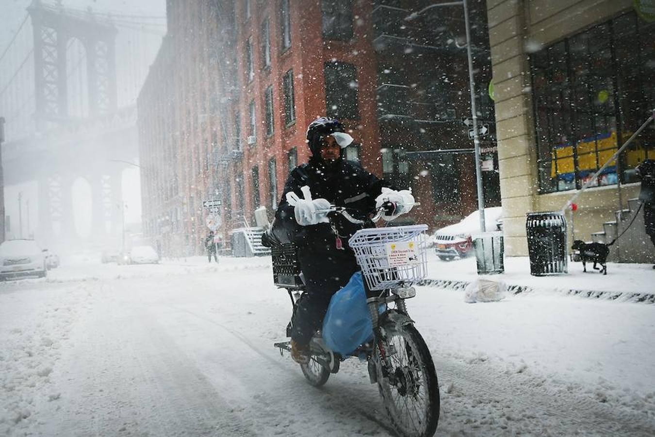 Tras unas temperaturas casi primaverales, la ciudad se ha encontrado con hasta 30 centímetros de nieve por las aceras. 