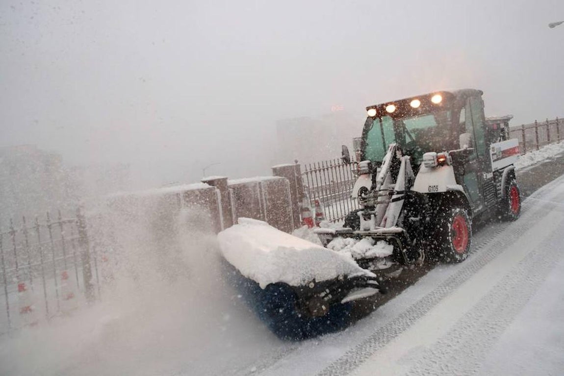 El operativo de limpieza de calles ha tenido mucho trabajo pese a los muchos avisos que se dieron sobre la nevada. AFP