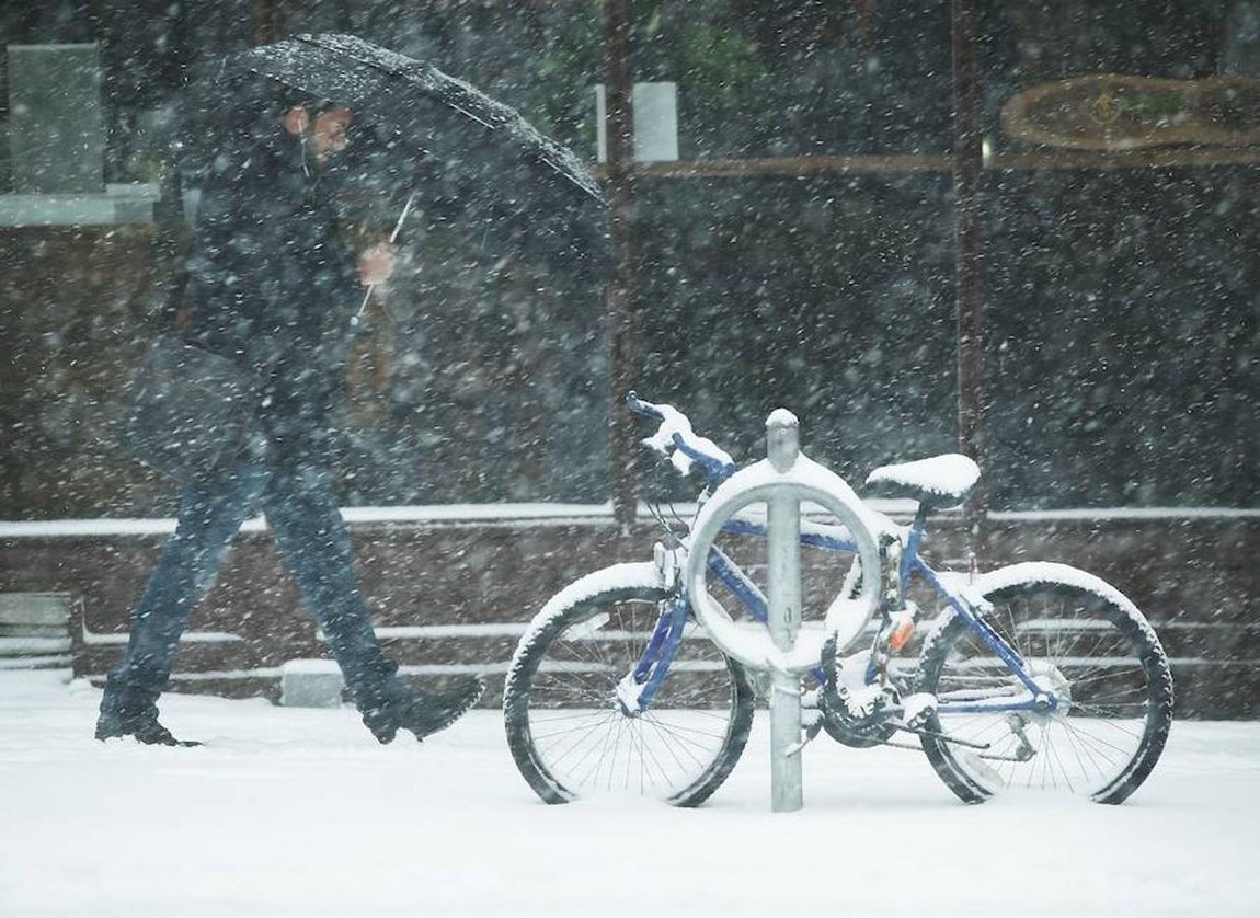La nevada ha sido especialmente intensa a primera hora de la mañana. AFP