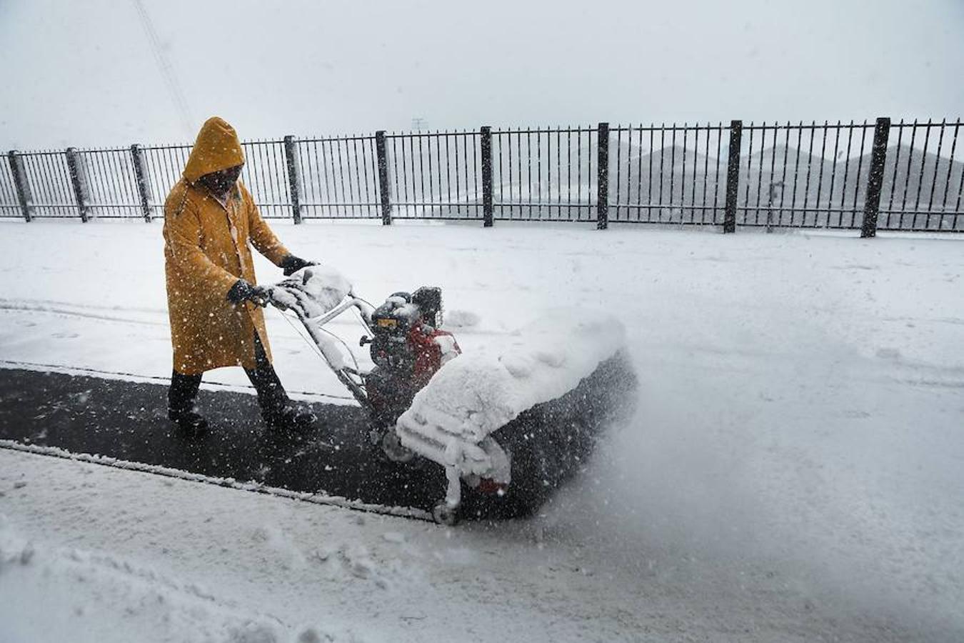 «Creo que nunca hemos visto algo así. Temperaturas cálidas récord hoy seguidas de un temporal de nieve a primera hora de la mañana», señaló el alcalde De Blasio.. Reuters