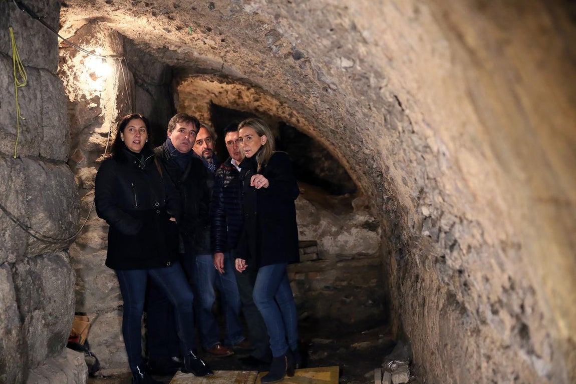 La alcaldesa visitando la zona. 