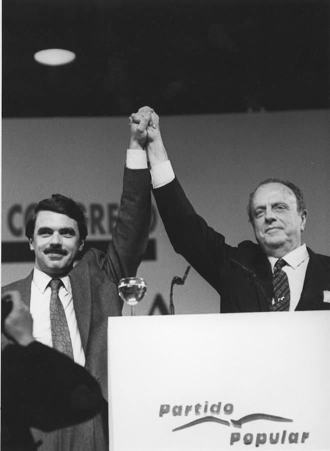 X Congreso (Sevilla, 1990). José María Aznar es nombrado primer presidente del Partido Popular tras la refundación del partido desde Alianza Popular. El fundador, Manuel Fraga, rompió en el estrado una carta de dimisión sin fecha que le había entregado Aznar en prueba de lealtad. «¡Ni tutelas ni tutías!», gritó Fraga.