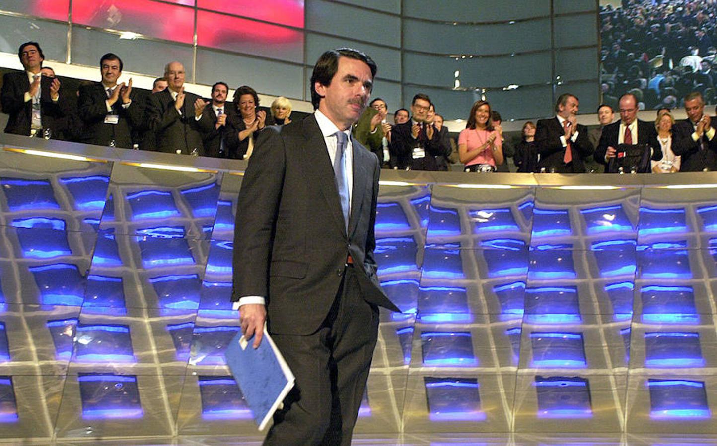 XIV Congreso (Madrid, 2002). Aznar es elegido por quinta vez presidente del partido tras haber obtenido, dos años antes, la mayoría absoluta en las urnas. «Las propuestas del centro: un nuevo impulso para España» es la guía del cónclave.