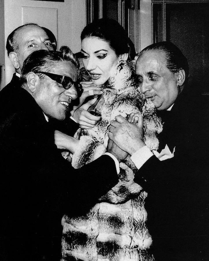 Maria Callas, con su por entonces marido Giovanbattista Meneghini (a la derecha) y con Aristóteles Onassis (a la izquierda). 