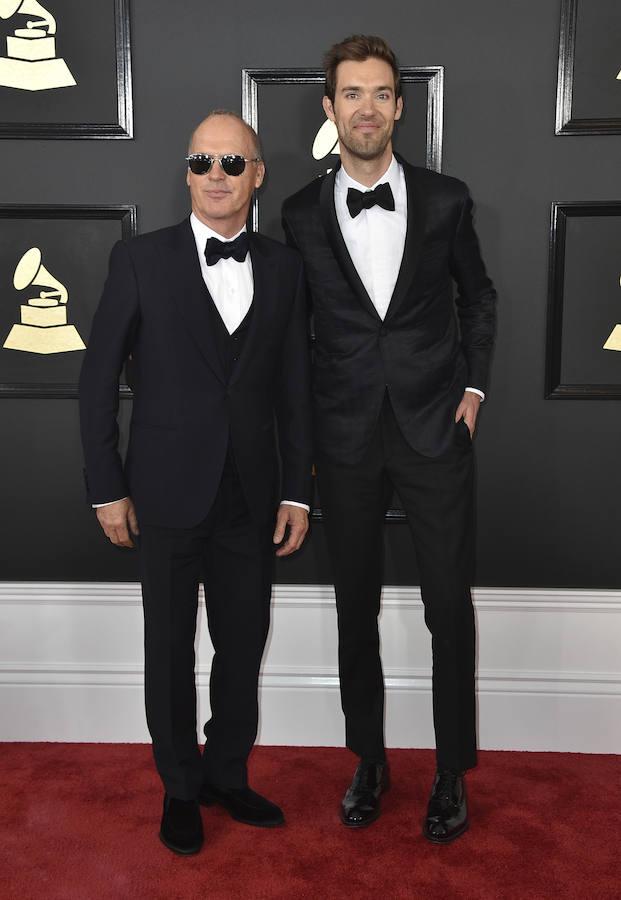 Michael Keaton y Sean Douglas, en la alfombra roja de los Grammy 2017. 