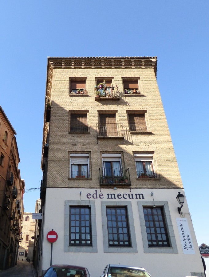 Aspecto del edificio alzado en el mismo lugar que ocupó la clínica del Dr. Piga. Foto Rafael del Cerro. 