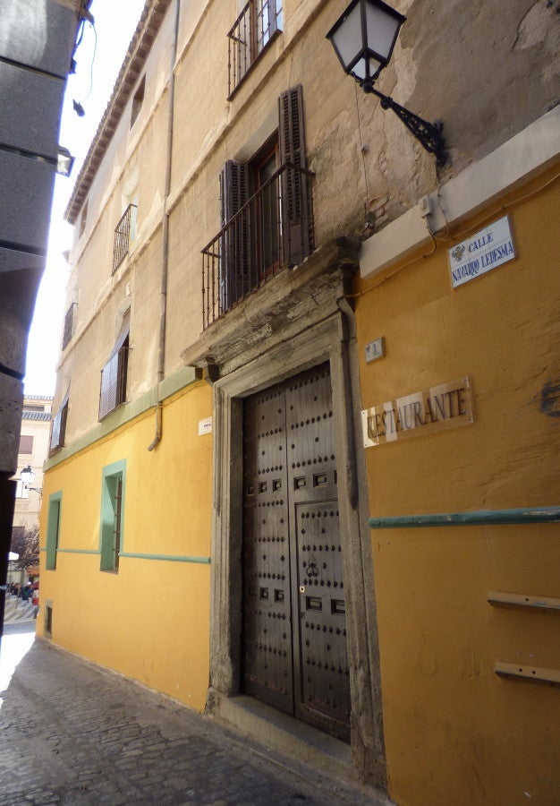 Vivienda y recuerdo, en 2017, de la clínica que fue del Dr. Ramón Delgado en la calle Navarro Ledesma. Fotos Rafael del Cerro. 