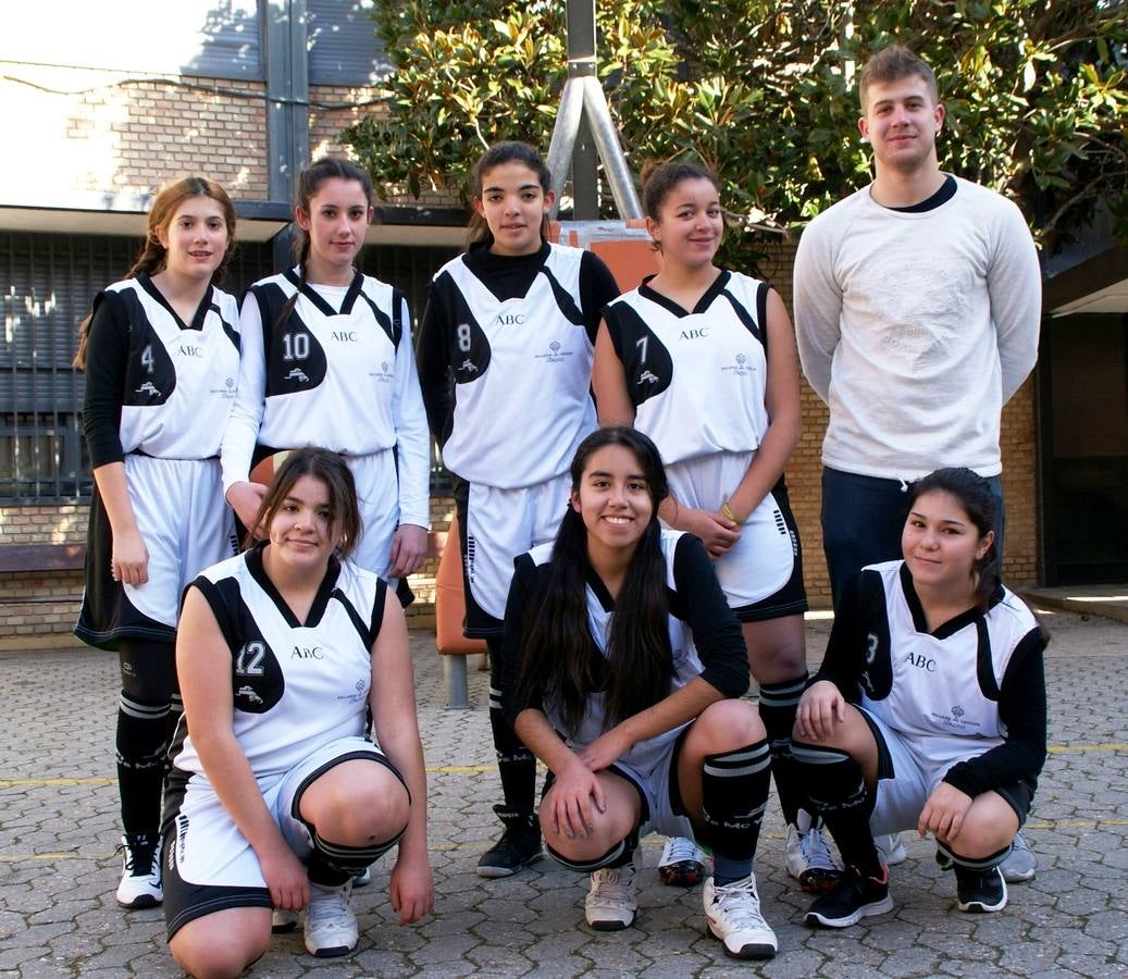 Padre Piquer. Arriba: Lucía (4), Carla (10), Sara (8), Fati (7), Arnaldo (E). Abajo: Salma (12), Lorena (6), Alicia (3). 