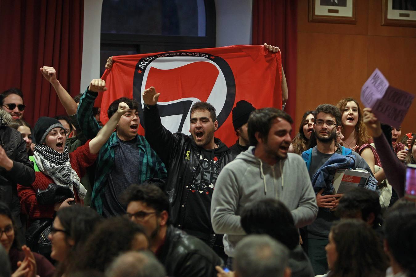 Jóvenes de ultraizquierda boicotean un debate sobre ideología de género