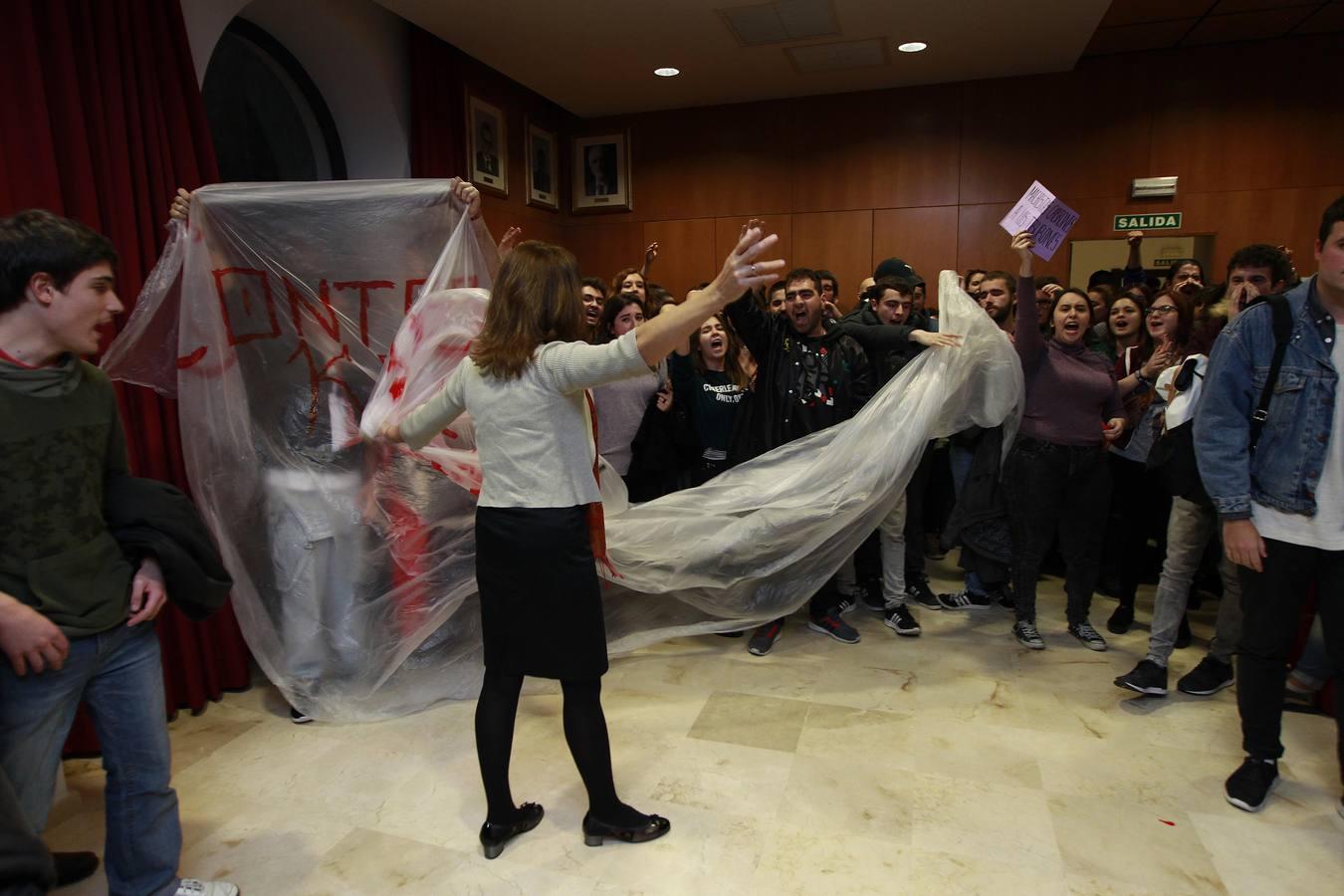 Jóvenes de ultraizquierda boicotean un debate sobre ideología de género