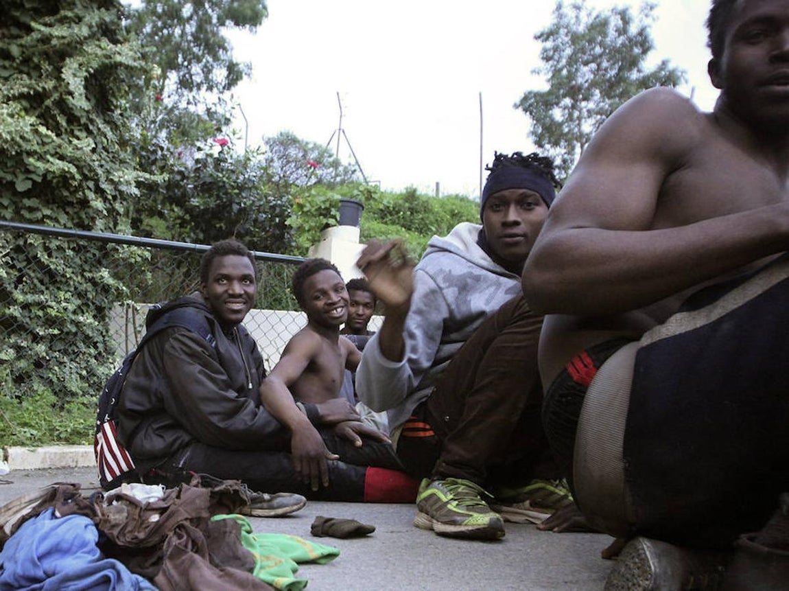 Unos 500 inmigrantes saltan la valla de Ceuta