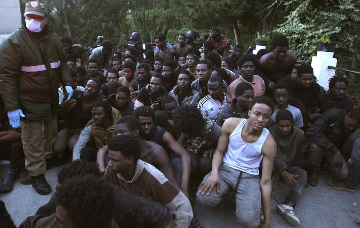 Unos 500 inmigrantes saltan la valla de Ceuta