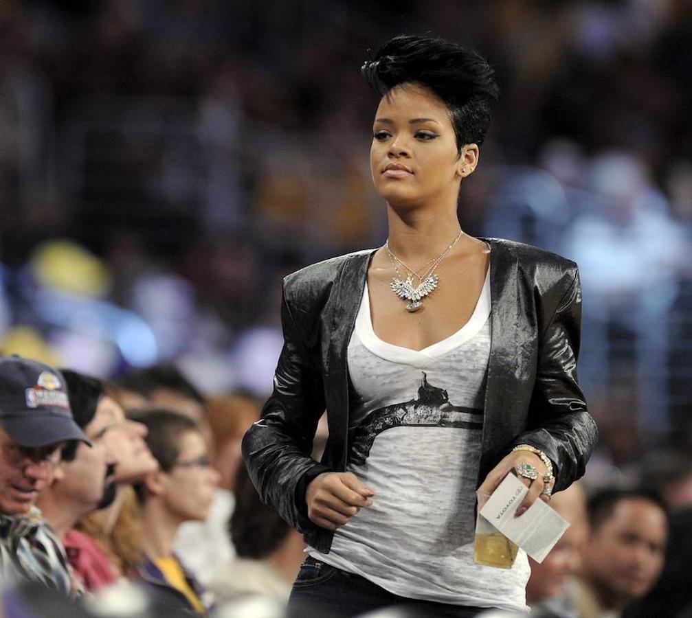 Fuera de la música, Rihanna se ha asociado con algunos de los grandes nombres de la moda y la belleza, como Mac Cosmetics y Puma. 