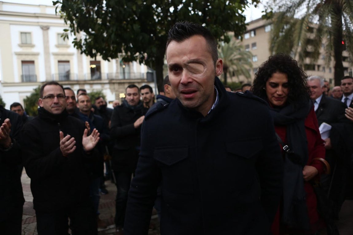 El agente local Juan Cadenas quien resultó gravemente herido y perdió un ojo tras el asalto de los hermanos Venegas a la Jefatura del municipio