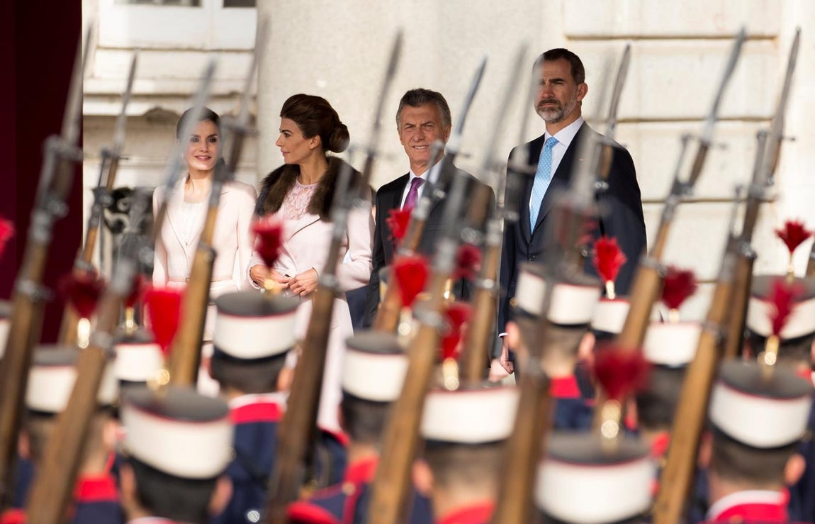 El Rey Felipe VI y la Reina Letizia asisten a un desfile militar junto al presidente de Argentina, Mauricio Macri, y su esposa, Juliana Awada, en el Palacio Real. 