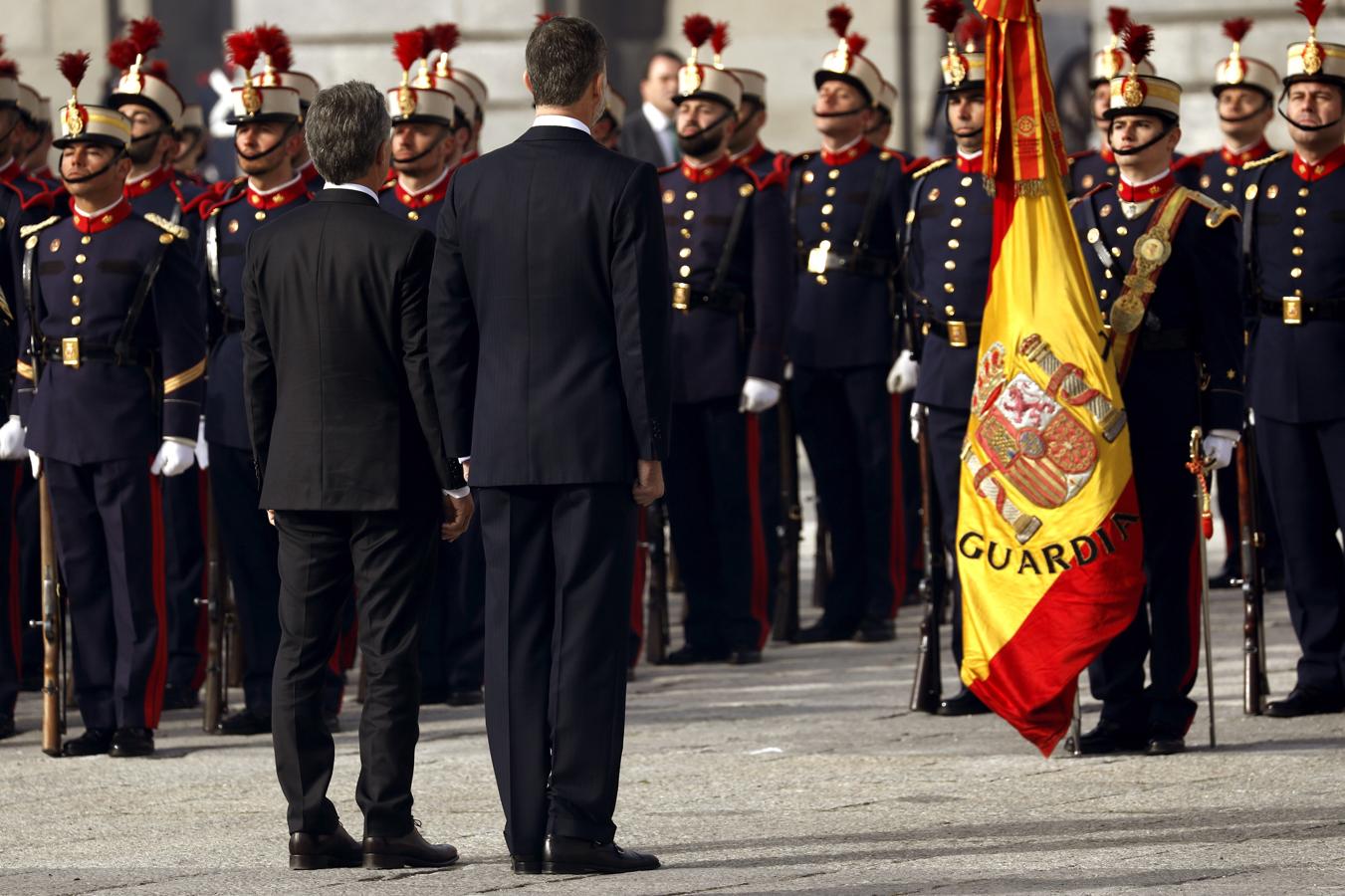 Felipe VI y el presidente de Argentina, Mauricio Macri pasan revista al batallón de honor en la solemne ceremonia de bienvenida en el Palacio Real