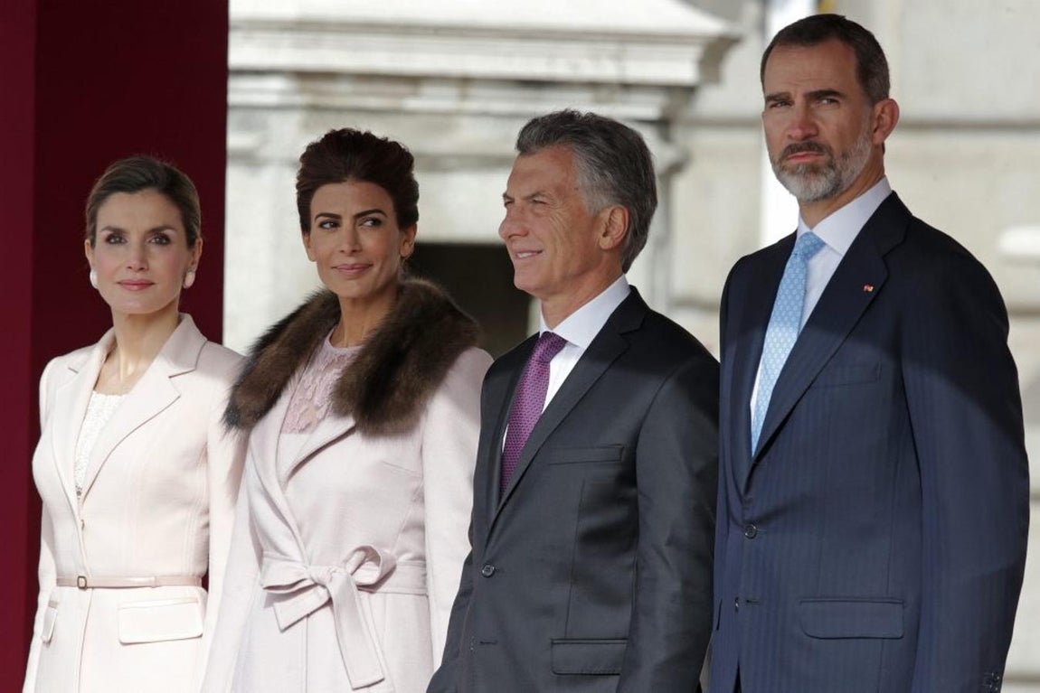 El Rey Felipe VI y la Reina Letizia reciben al presidente de Argentina, Mauricio Macri, en Madrid. 