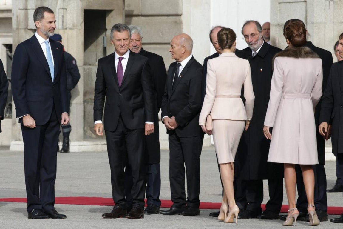 El Rey Felipe VI junto a Mauricio Macri, la Reina Letizia y la esposa del presidente de Argentina, Juliana Awada. 