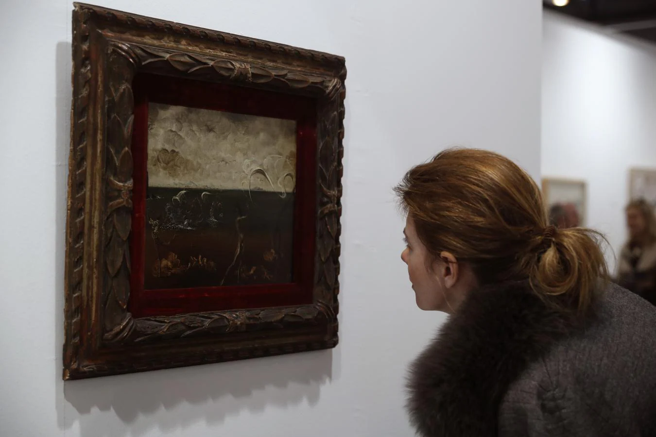 Una mujer contempla la obra «El triunfo de Nautilus» (1941), de Salvador Dalí, valorada en 1,4 millones de euros y la más cara a la venta en ARCO 2017. 