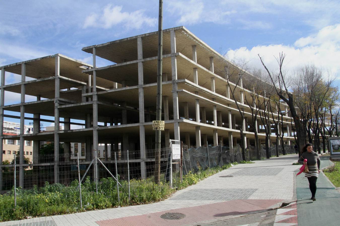 Oficinas de la Junta de Andalucía en Sevilla Este. La Junta de Andalucía mantiene abandonado y sin concluir desde 2008 el edificio de oficinas que proyectó justo frente al Palacio de Congresos y Exposiciones de Sevilla