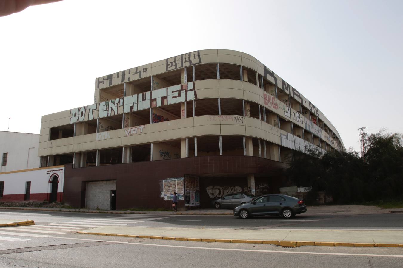 Centro de oficinas de La Pañoleta. En la misma entrada a la capital andaluza por la autovía de Huelva, la A-49, en la curva del nudo de La Pañoleta un edificio casi acabado pero con un creciente grado de degradación saluda a los conductores nada más bajar desde el Aljarafe