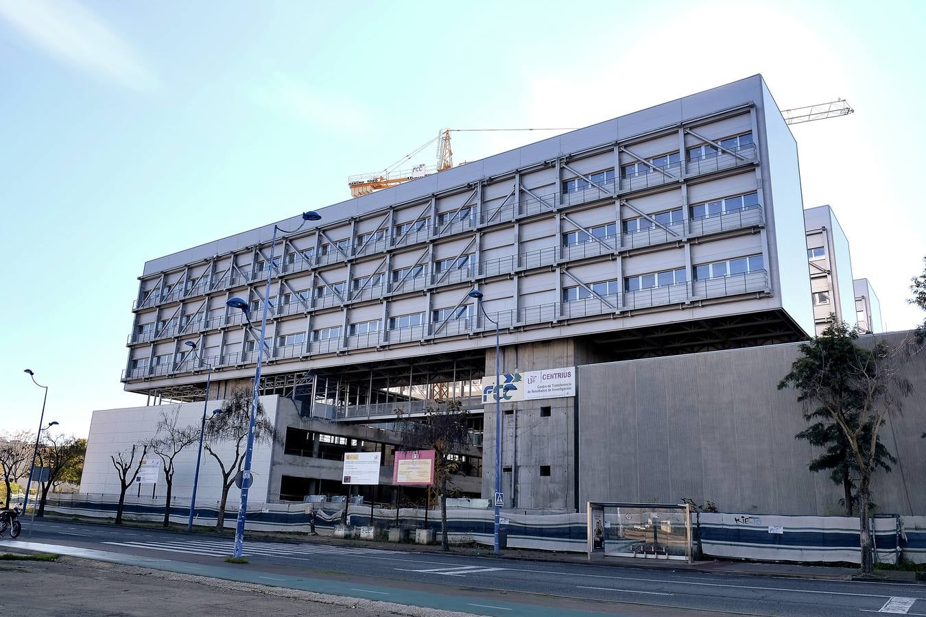 Centrius de la Cartuja. El gigantesco edificio que la Universidad de Sevilla construye desde hace años junto a la Facultad de Ingeniería no será sede de la Escuela Politécnica Superior hasta 2019. Por el momento la obra continúa parada