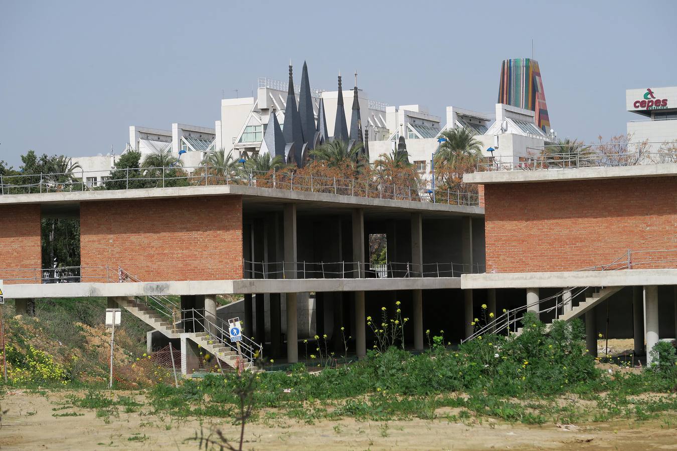 El proyecto suponía la construcción de un edificio de 44.000 metros cuadrados distribuidos en cinco plantas sobre rasante (cuatro para oficinas más otras para un auditorio y zona comercial) y tres bajo rasante, con un aparcamiento con capacidad para 450 vehículos