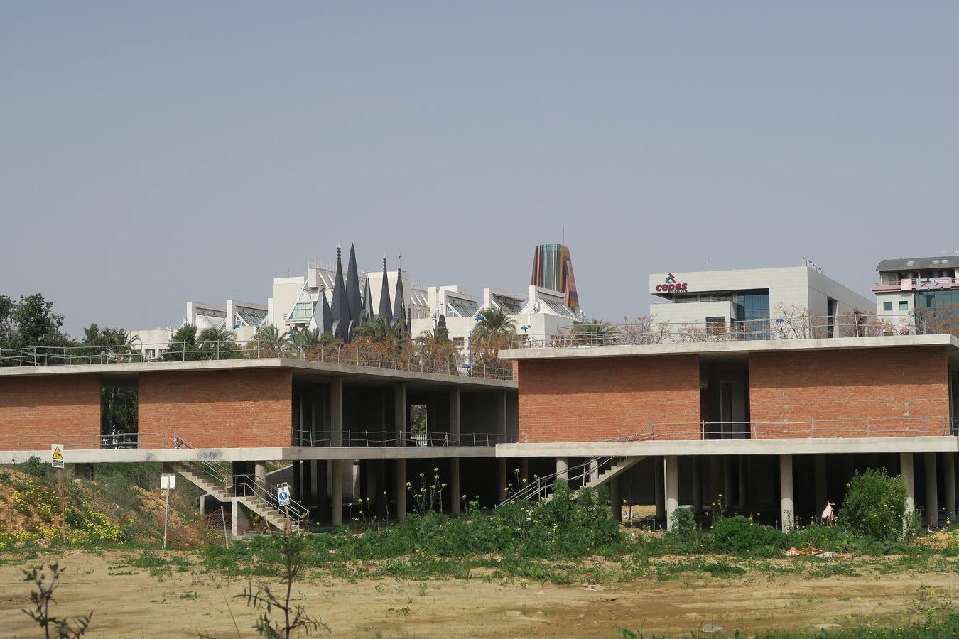 El proyecto suponía la construcción de un edificio de 44.000 metros cuadrados distribuidos en cinco plantas sobre rasante (cuatro para oficinas más otras para un auditorio y zona comercial) y tres bajo rasante, con un aparcamiento con capacidad para 450 vehículos