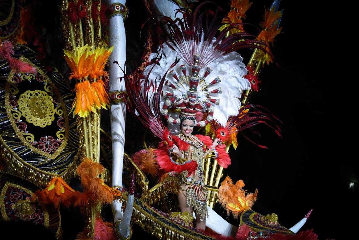 Yunaica María Gamboa, candidata número 4, lleva la fantasía 'Ébano', de Jonathan Suárez.. 