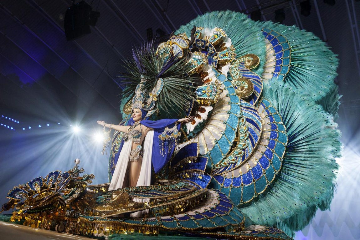 La candidata, Violetta Tyurkina, con la fantasía «Bóveda Celeste», durante su participación en la gala de elección de la Reina del Carnaval de Santa Cruz de Tenerife. 