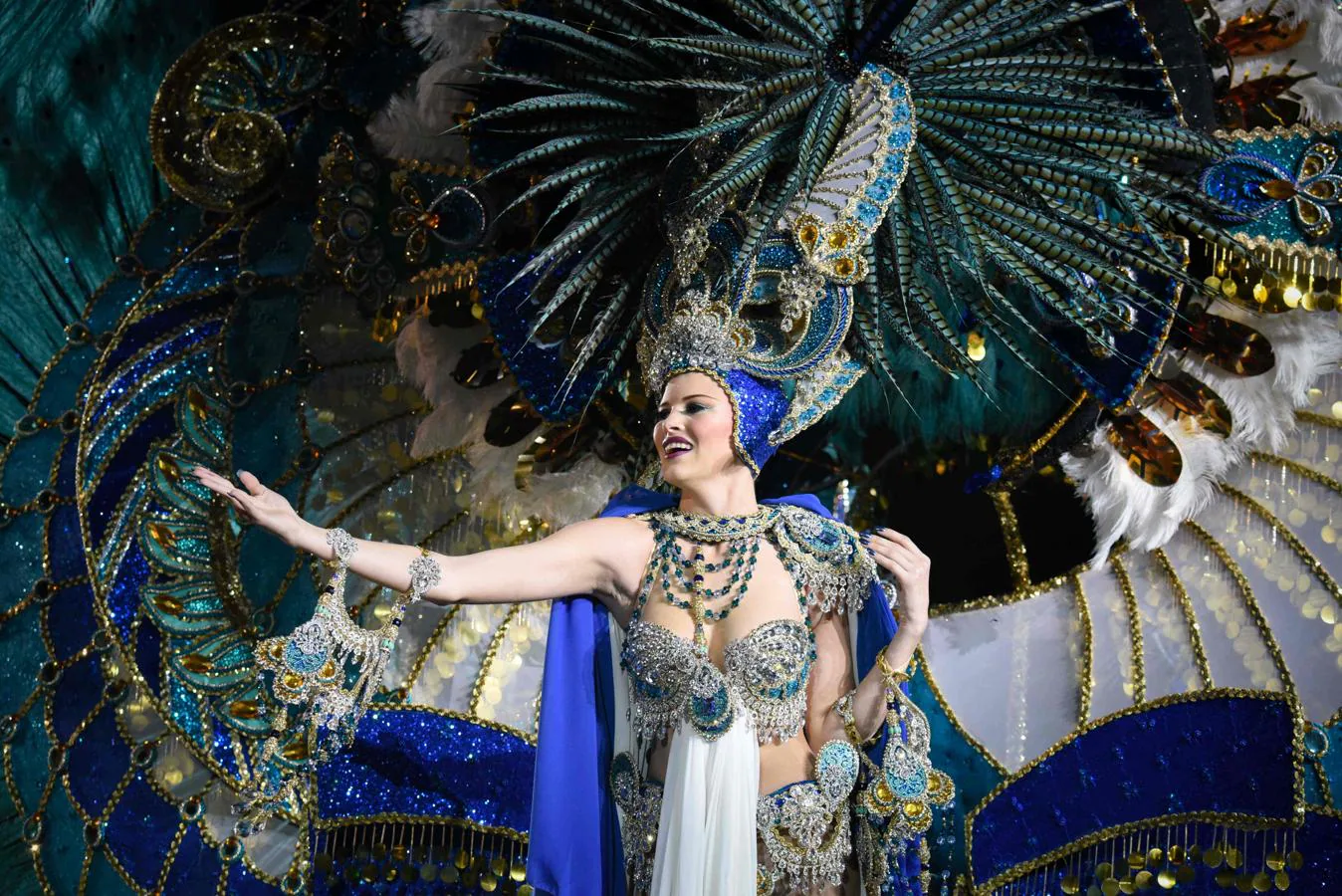 La candidata, Violetta Tyurkina, con la fantasía «Bóveda Celeste», durante su participación en la gala de elección de la Reina del Carnaval de Santa Cruz de Tenerife