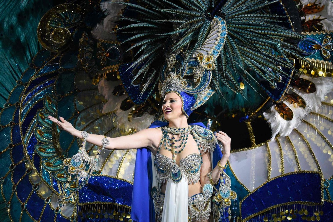 La candidata, Violetta Tyurkina, con la fantasía «Bóveda Celeste», durante su participación en la gala de elección de la Reina del Carnaval de Santa Cruz de Tenerife. 