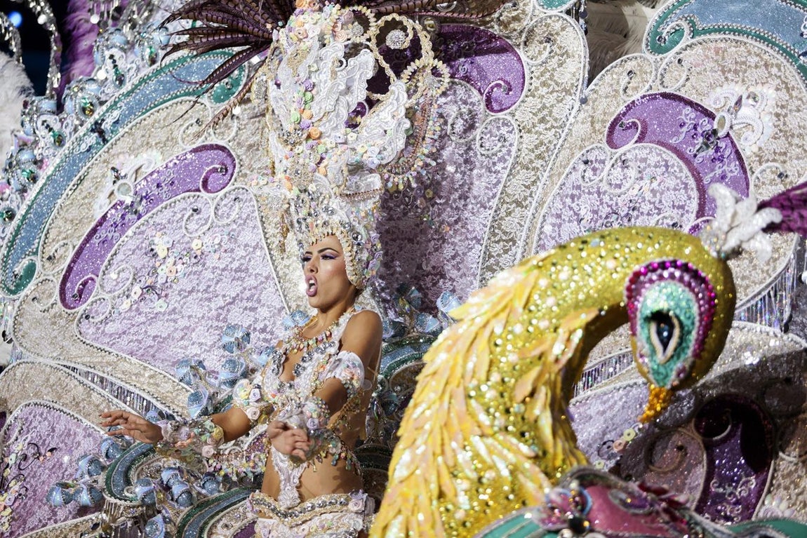 La 1ª dama de honor del Carnaval,  Laura Rodríguez Jorge, con la fantasía «Oración Caribe», durante su participación en la Gala de Elección de la Reina del Carnaval de Santa Cruz de Tenerife.. 