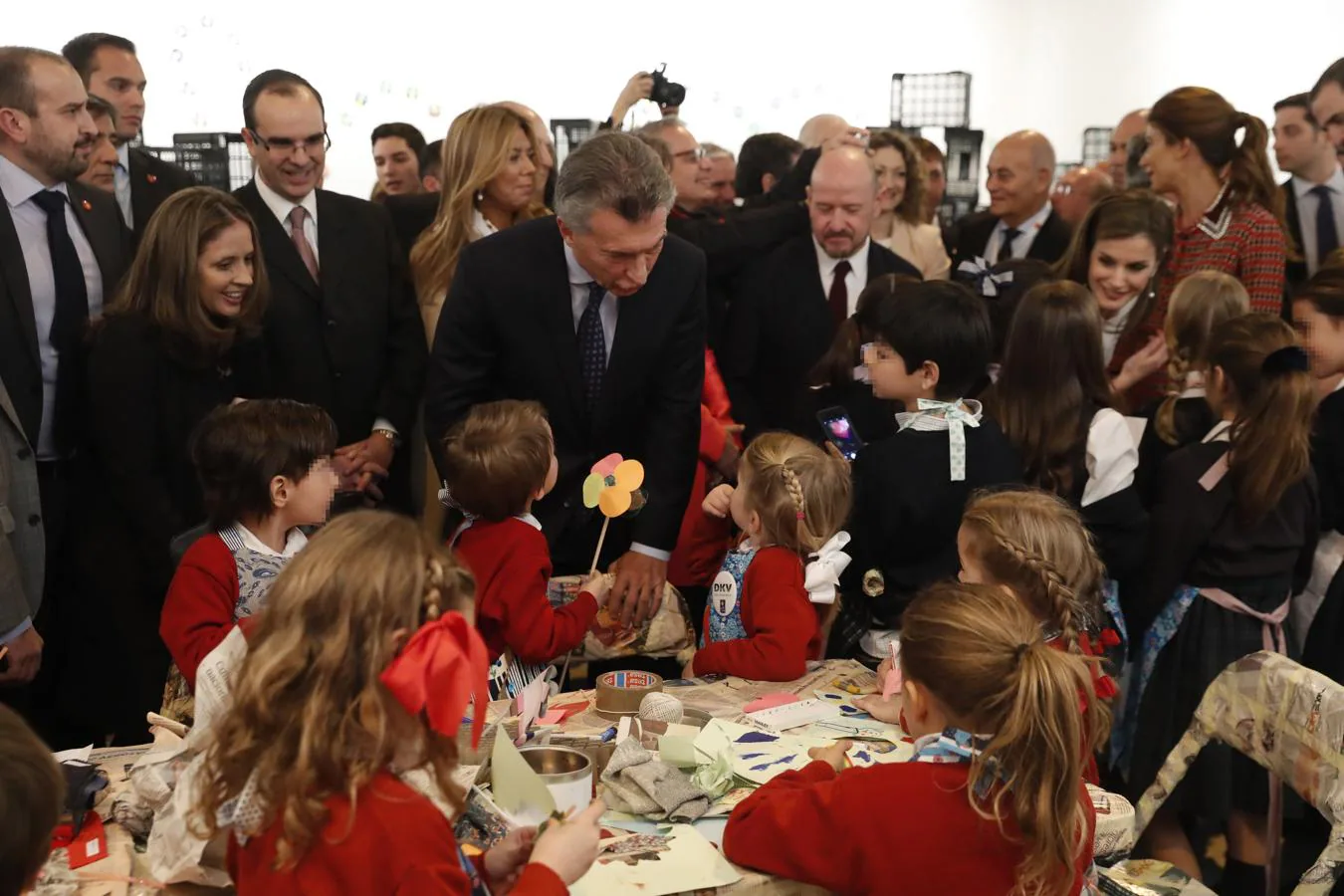 Mauricio Macri charla con un grupo de niños durante su visita a ARCO