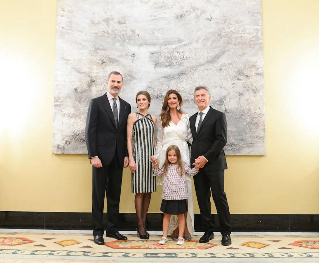 Durante la recepción, el presidente Macri y Juliana Awada presentaron a los Reyes a su hija Antonia, de 5 años, que acompaña a sus padres en esta visita a España y que ha posado para una fotografía junto a su madre y la Reina