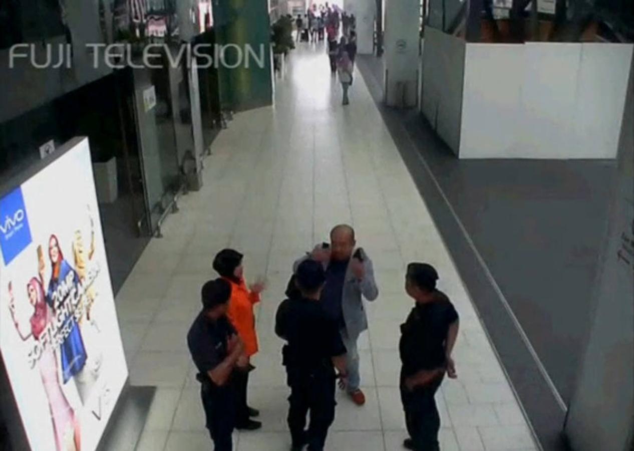 Relata lo ocurrido al personal de seguridad del aeropuerto