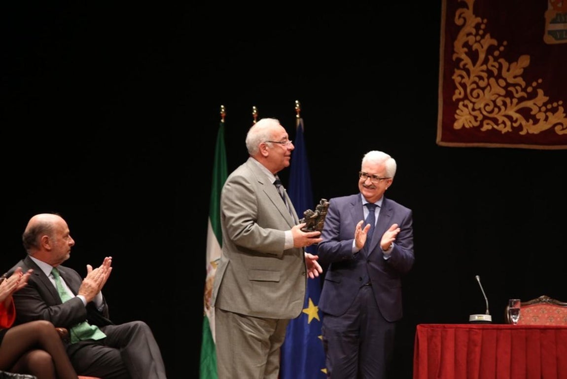 Entrega de Medallas por el Día de Andalucía en el Teatro Muñoz Seca