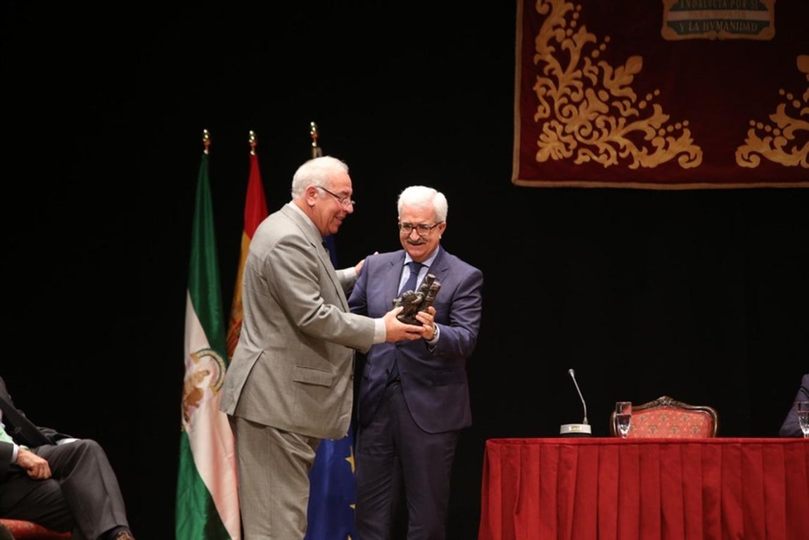 Entrega de Medallas por el Día de Andalucía en el Teatro Muñoz Seca