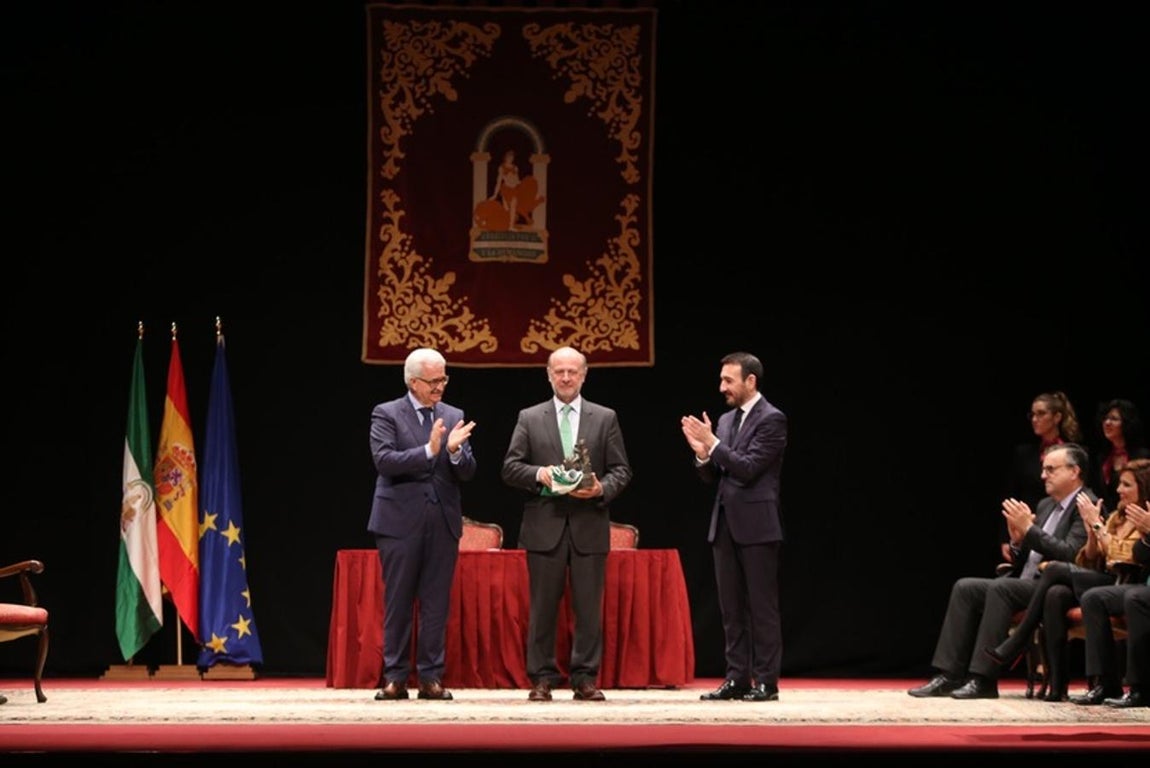 Entrega de Medallas por el Día de Andalucía en el Teatro Muñoz Seca