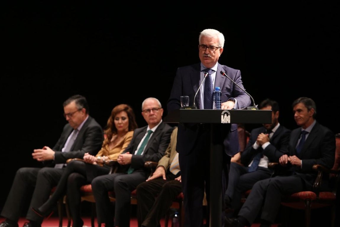 Entrega de Medallas por el Día de Andalucía en el Teatro Muñoz Seca