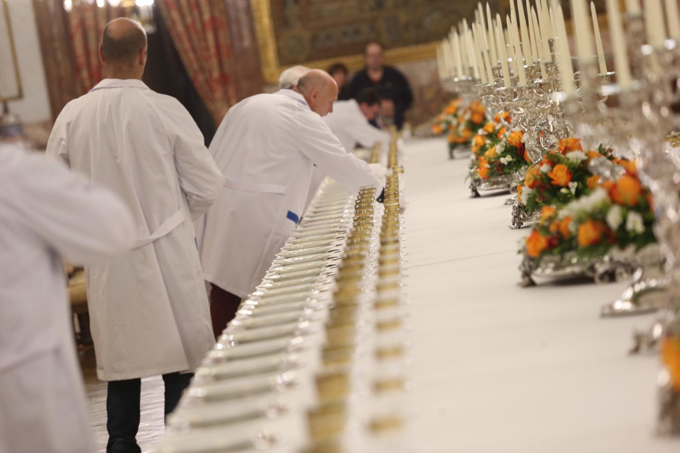 El cuidado de los detalles. En el Palacio Real llevan cientos de años preparando ceremonias de Estado y cenas de gala. Detrás de cada pieza y de cada movimiento hay siglos de experiencia en busca de la perfección. Todo se revisa una y otra vez hasta el último momento