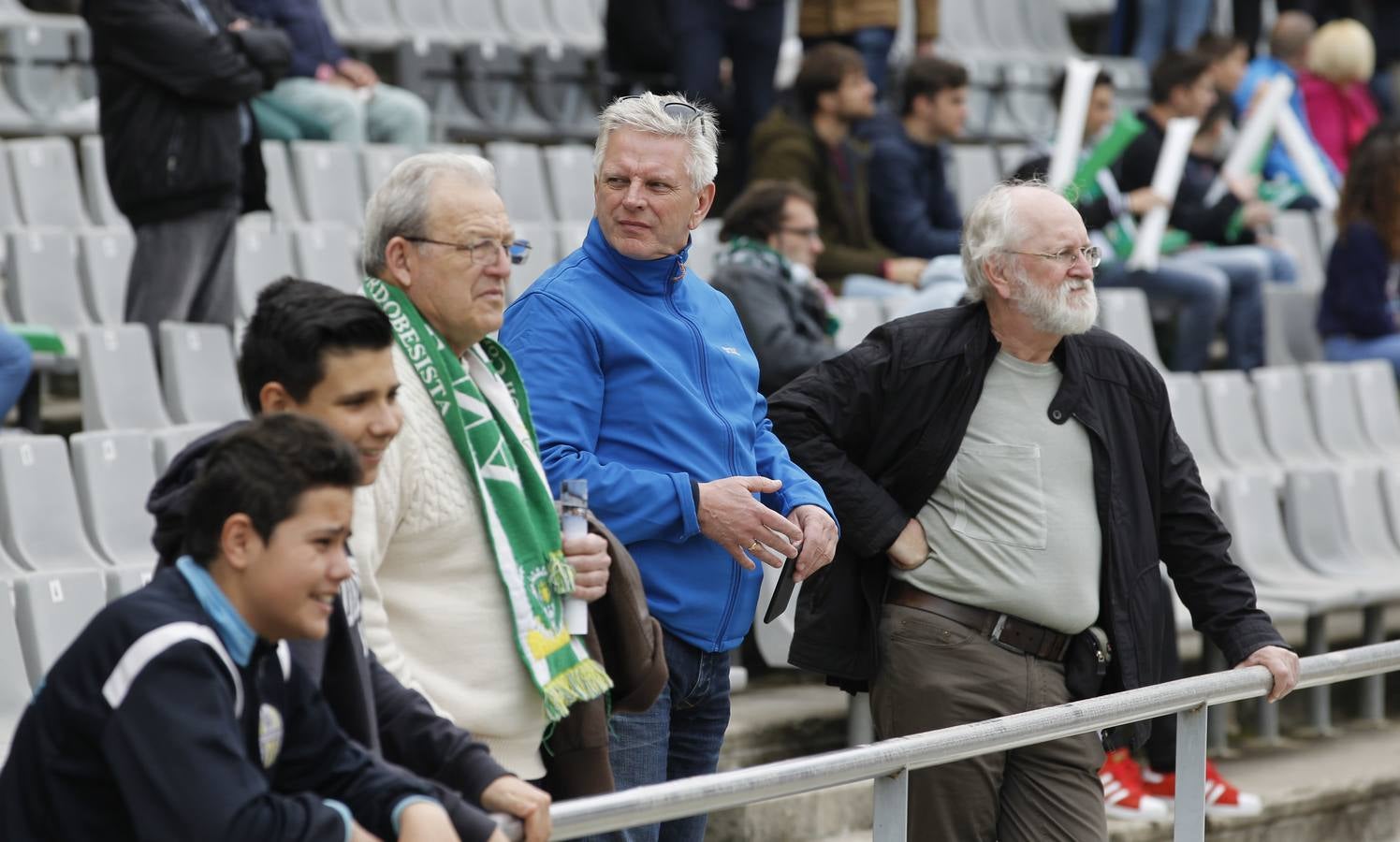 El ambiente en la grada del Córdoba-Alcorcón, en imágenes