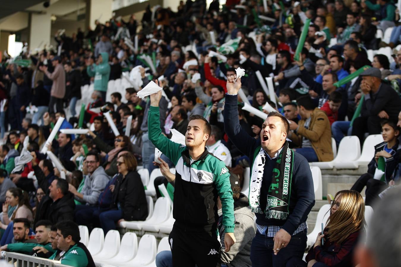 El ambiente en la grada del Córdoba-Alcorcón, en imágenes