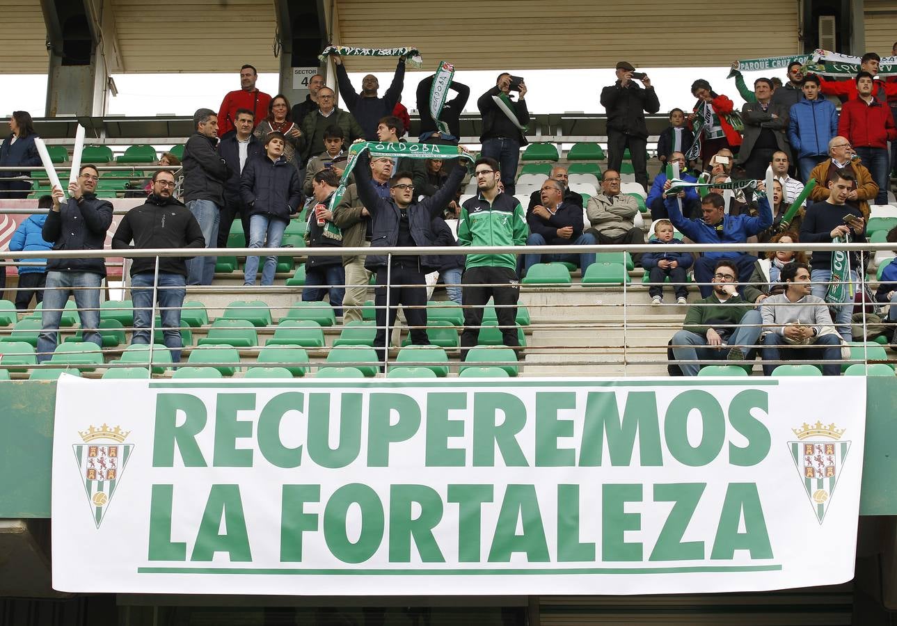 El ambiente en la grada del Córdoba-Alcorcón, en imágenes