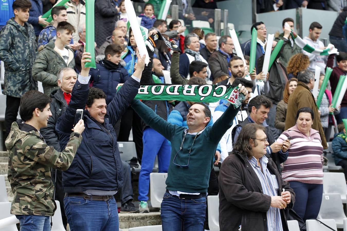 El ambiente en la grada del Córdoba-Alcorcón, en imágenes