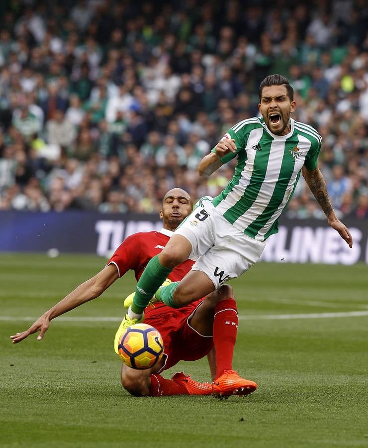 El Sevilla se queda con los tres puntos en el Villamarín, en imágenes