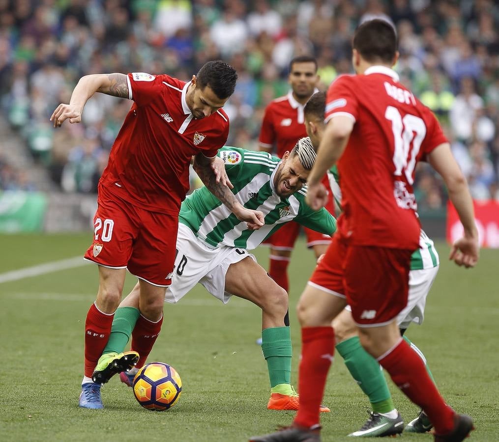 El Sevilla se queda con los tres puntos en el Villamarín, en imágenes