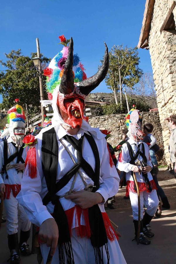 En imágenes, las botargas y mascaritas de Almiruete