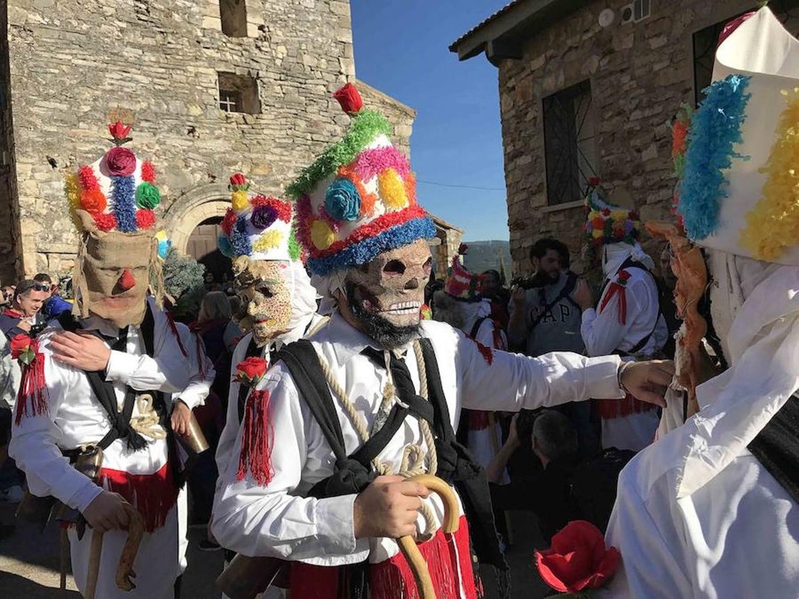 En imágenes, las botargas y mascaritas de Almiruete